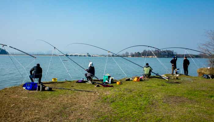 冬天钓鱼钓深还是钓浅 冬天钓鱼的方式