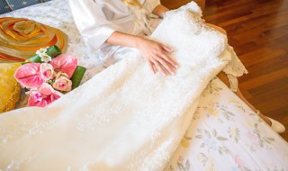 如何清洗婚纱（如何清洗婚纱礼服?）