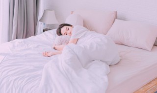 趴着睡会造成什么后果（趴着睡觉会造成什么后果）