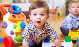 孩子第一次上幼儿园为什么会哭（孩子第一次上幼儿园为什么会哭呢）