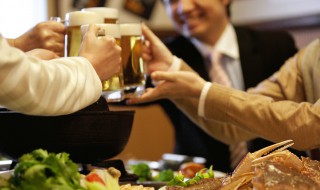 夜晚喝酒发朋友圈短句 夜晚喝酒发朋友圈短句图片