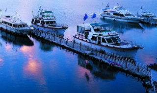 分明在湖上打一地名 周围都是水打一地名