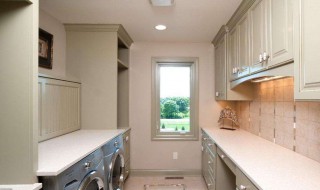 门口放镜子有什么讲究（酒店门口放镜子有什么讲究）