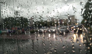 下班前下雨的心情短语（下班前下雨的心情短语句子）