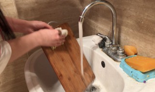 如何清洗案板（如何清洗案板病菌）