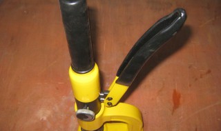 钢板打孔用什么工具（钢铁打孔用什么工具）