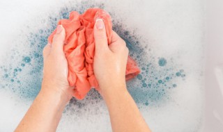 万能胶水粘到衣服上怎么洗掉 衣服沾了万能胶怎么洗掉