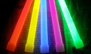 荧光棒不亮了怎么办 荧光棒不亮了怎么办让他还能继续亮