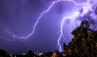 打雷可以开灯吗 打雷可以开灯吗?