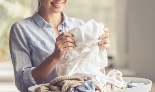 为什么84消毒液洗白衣服变红（为什么84消毒液洗白衣服变红晒干了又变白了）