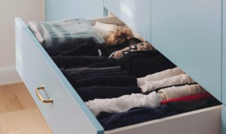 衣服怎么收纳节省空间（衣服怎么收纳节省空间视频）