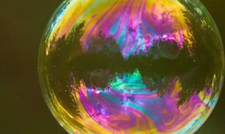 肥皂泡有彩色条纹是因为什么现象 肥皂泡有彩色的条纹是因为什么现象