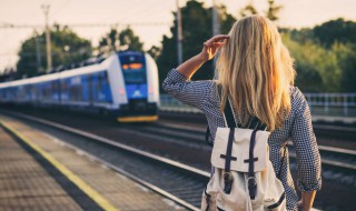 火车的加2车厢在哪 火车的加2车厢在哪里