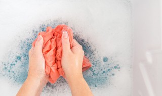 衣服上的黑色中性笔油怎么洗掉 黑色的中性笔油衣服怎么样能洗