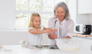 水盆塞子摁死了怎么办 水盆塞子如何拆下