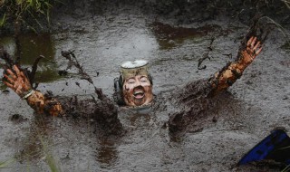 陷入沼泽地如何自救 陷入沼泽地如何自救视频