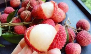 泡好的荔枝酒是什么颜色（荔枝泡酒一般什么颜色）