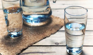 热水可以洗荤油（热水能洗去油吗）