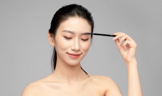 眉毛里面长痘痘是什么原因（眉毛里面长痘痘是什么原因特别痒）
