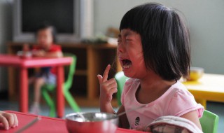 怎么让小孩上幼儿园不哭闹（如何让孩子上幼儿园不哭不闹）