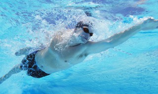 为什么有的人的眼睛能在水里睁开（为啥有的人在水里能睁开眼睛）