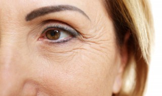 治鱼尾纹的方法（治鱼尾纹的方法图片）