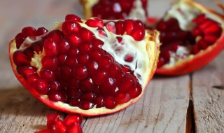 切石榴最快的方法（石榴最方便的切法）