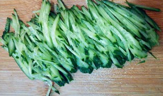 黄瓜切细丝的方法（怎么黄瓜切丝）