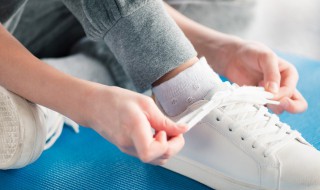 最快系鞋带的方法（最快系鞋带的方法视频慢动作）