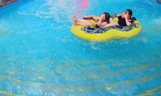 能穿短袖去水上乐园吗 去水上乐园玩可以穿长袖泳衣吗