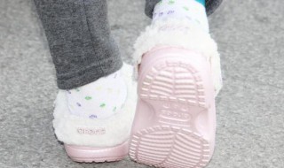 穿洞洞鞋穿袜子合适吗（穿洞洞鞋应该穿袜子吗）