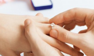 钻戒沾水会不会生锈 钻戒沾水会不会生锈呀