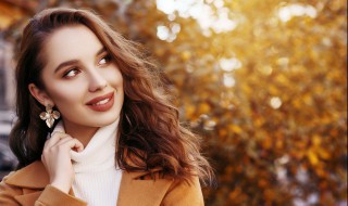 白毛领发黄洗白窍门（白毛领发黄洗白窍门视频）