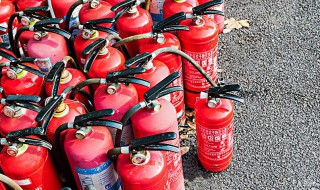 三氯化磷发生火灾用什么灭火器（三氯化磷发生火灾时可以采用下列什么灭火剂）