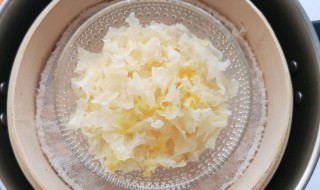 银耳快速出胶的窍门10分钟 银耳快速出胶的窍门10分钟能吃吗