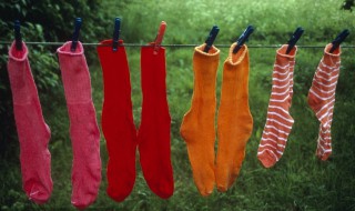 袜子变硬怎么处理（袜子怎么会变硬）