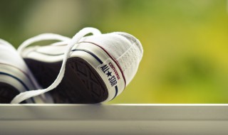 白布鞋污渍洗白小窍门（白布鞋怎么去污渍妙招）