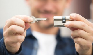 锁芯转不动小窍门（汽车锁芯转不动小窍门）