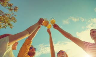 女生最简单的开啤酒小窍门（开啤酒的小技巧）