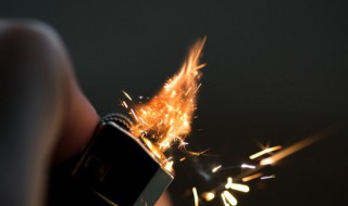 打火机里面的液体是什么（打火机里面的液体对人体有害吗）