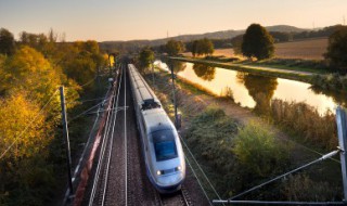 高铁的厕所在哪个位置