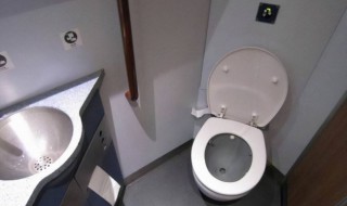 高铁卫生间在哪个位置（高铁卫生间怎么冲水）