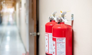 怎样使用干粉灭火器灭火（怎样使用干粉灭火器灭火视频）