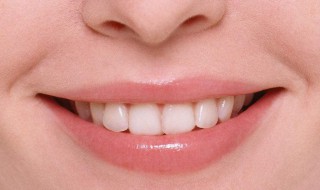 嘴唇薄的女人性格特点（上下嘴唇薄的女人性格特点）