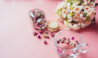 玫瑰花和什么一起泡水喝好（墨红玫瑰花和什么一起泡水喝好）