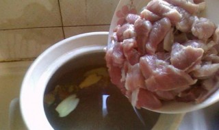 鱼腥草煲瘦肉的功效（鱼腥草煲瘦肉的功效与作用及禁忌）