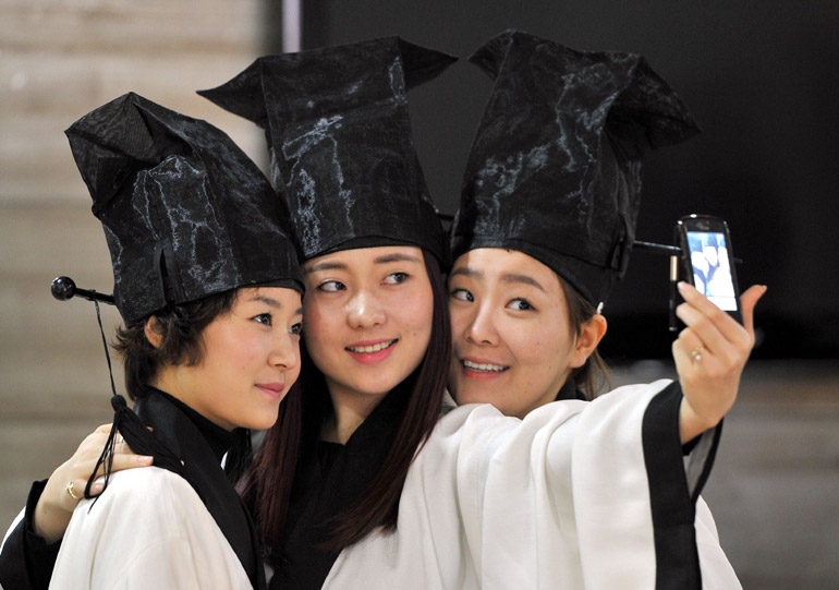 学士服情侣拍照姿势，穿学士服如何拍出好看的