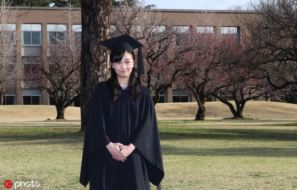 学士服情侣拍照姿势：穿学士服里面配西裤拍照好看吗，还是裙子好看？