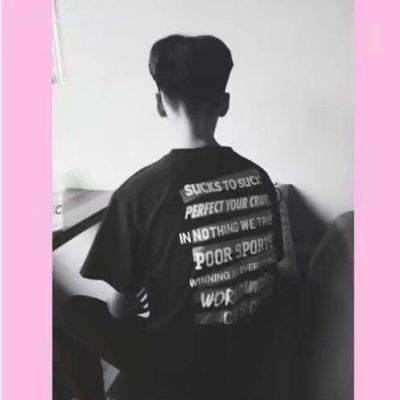 qq头像情侣戴帽子背影，穿白色衣服带点小清新的