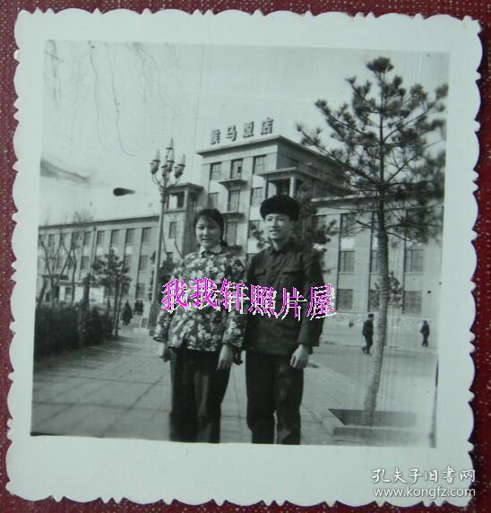 情侣头像都是抱着熊的，男女头像都抱着一只棕